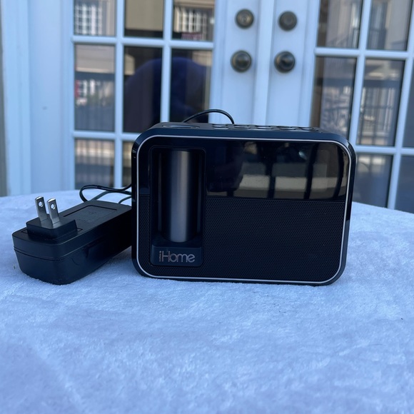 Charger & alarm clock & radio & portable iPhone charger 🫶🏼 Ihome - Picture 3 of 6